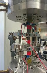 Versuchsaufbau zur Messung der Gefügeumwandlung von Stahlfasern in Hybridlaminaten während Emüdungsbeanspruchung