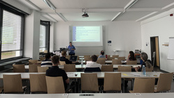 Lara Zakfeld präsentiert den aktuellen Stand der Forschung beim interdisziplinären Forschungskolloquium 2022 an der HS Worms.