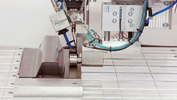 Kontinuierliches Induktionsschweißen eines CF-PPS-Omega-Profils mit einem CF-PPS Laminat